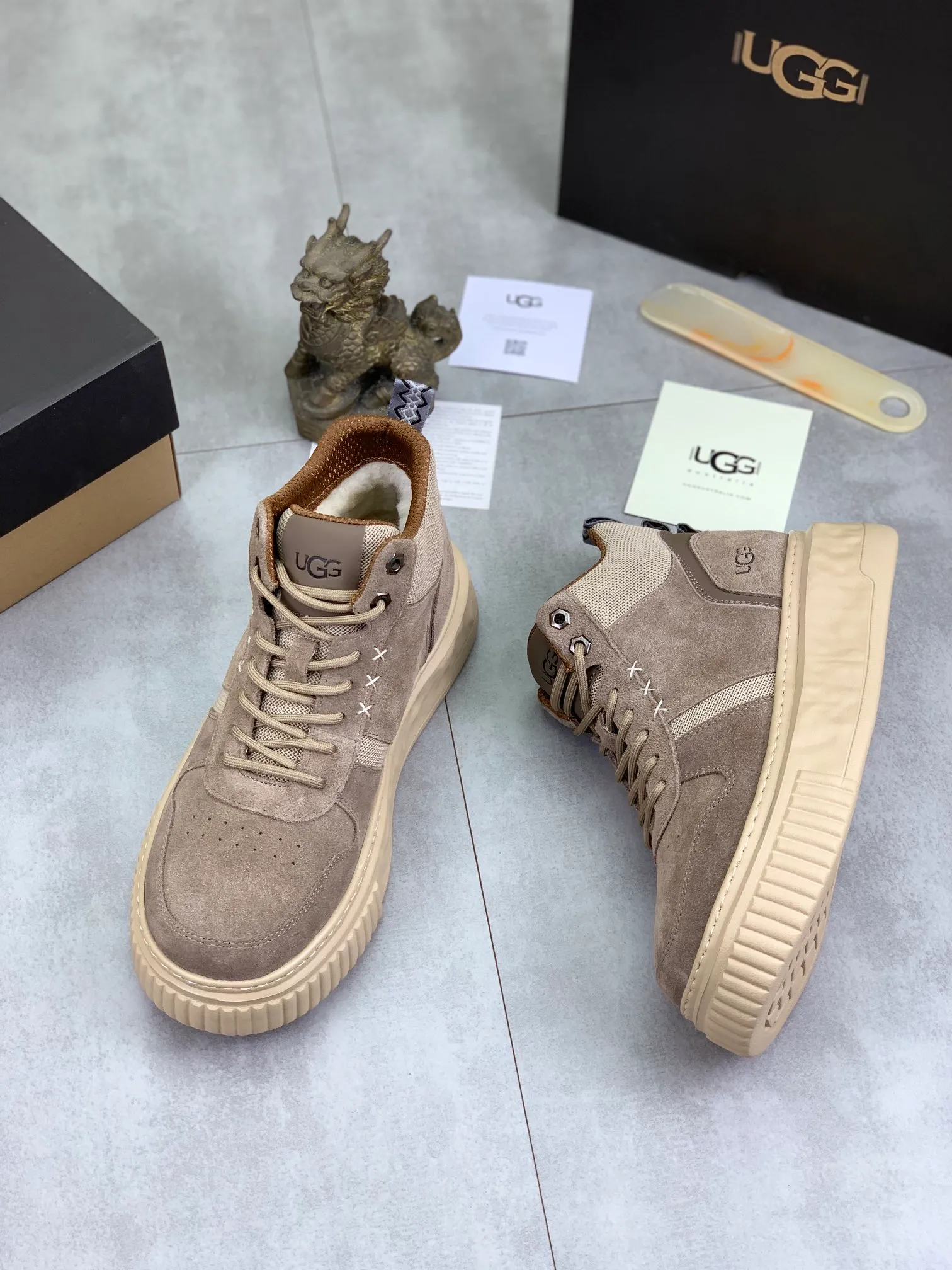 Men's shoes 💰P640 [New style] 💰 🆘 "Real wool" [UGG] 👉The popular men's shoes are synchronized with the official website 🔰The quality of the genuine products [satisfied] is not comparable to the imitations in the general market 🌀The upper is imported Italian frosted cowhide, and the lining is: foot pad 🅰️ grade 🐑Real wool👻Only Grade A can show the effect The hand feels smooth and delicate 🔱The shoe shape is grand, only genuine manufacturers can do it 🎄The perfect toughness of the original outsole 👻⬛️ allows customers to say goodbye to one-time consumption. Real wool lining, super warm. Available in black, brown and gray. Size: 39-44